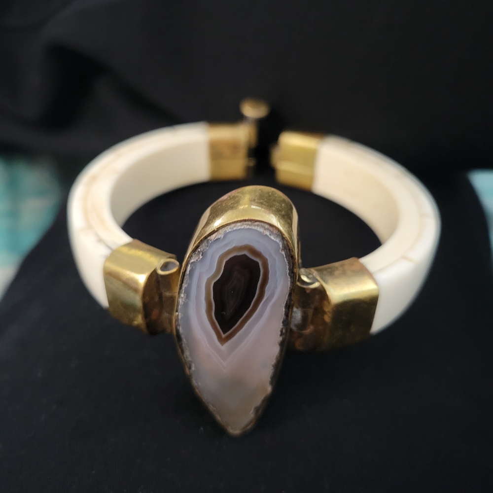 Elegant Vintage White and Gold Bracelet with Agate Stone